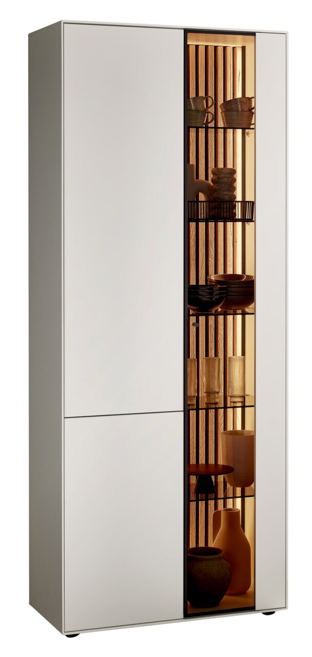 Johann Jakob Standvitrine LUCIANO Standvitrine LUCIANO von Johann Jakob, linke Perspektive, mit Glas auf der rechten Seite, beleuchtete Regale mit dekorativen Objekten.