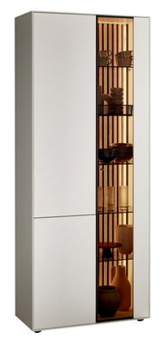 Vitrine LUCIANO van Johann Jakob, gezien vanuit het linkerperspectief, met glas aan de rechterkant, verlichte planken met decoratieve voorwerpen.