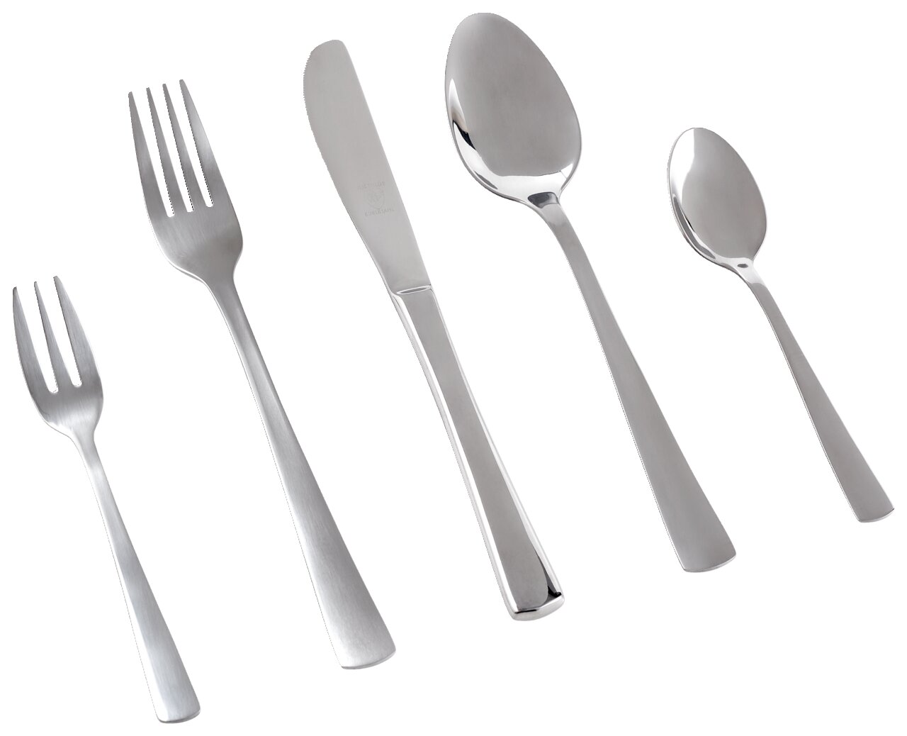 Set aus fünf Edelstahl-Besteckteilen, bestehend aus Gabel, Messer, Esslöffel, Teelöffel und Kuchengabel, in schräger Draufsicht.