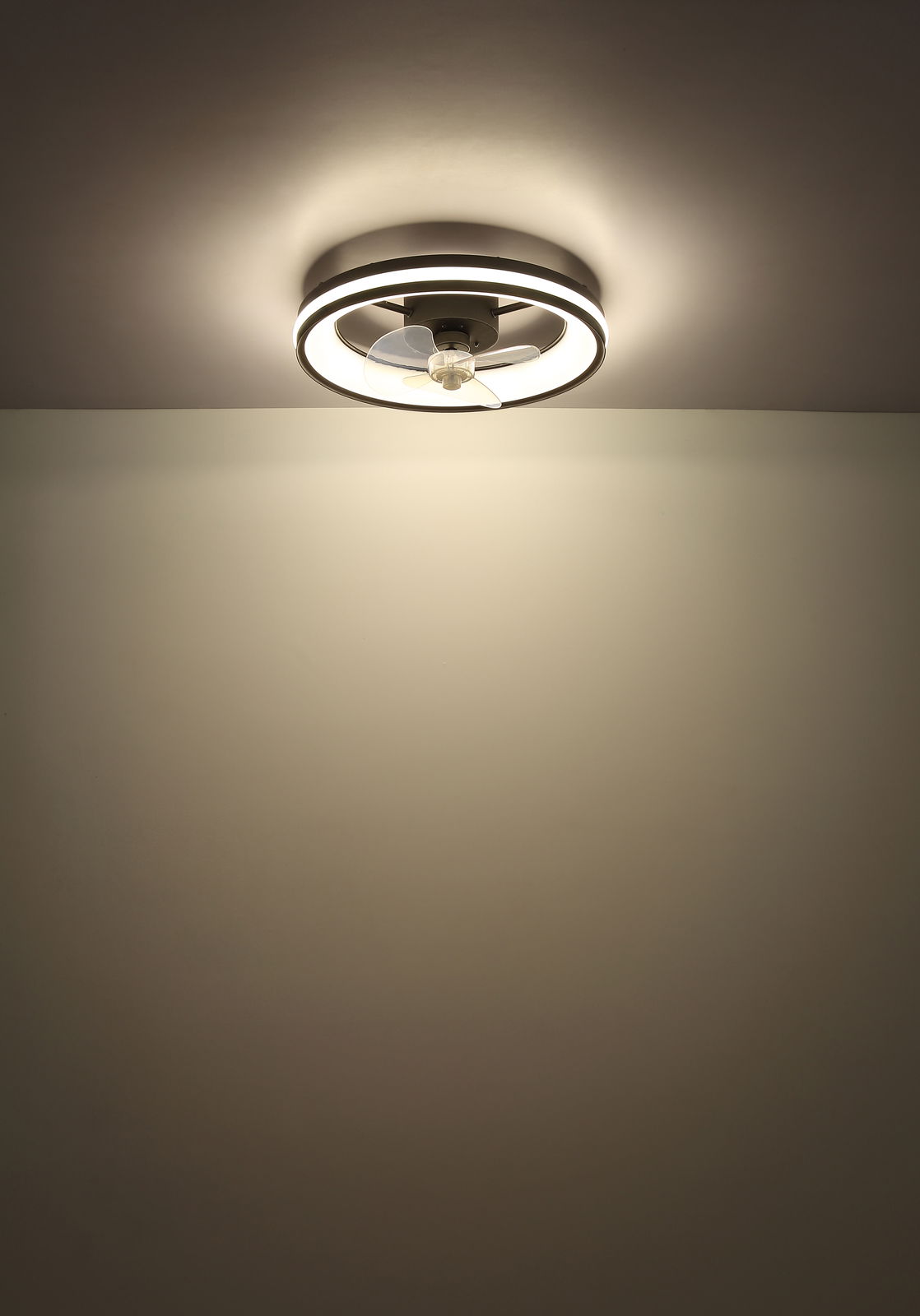 Deckenventilator mit integriertem Licht, von unten betrachtet, an der Decke montiert