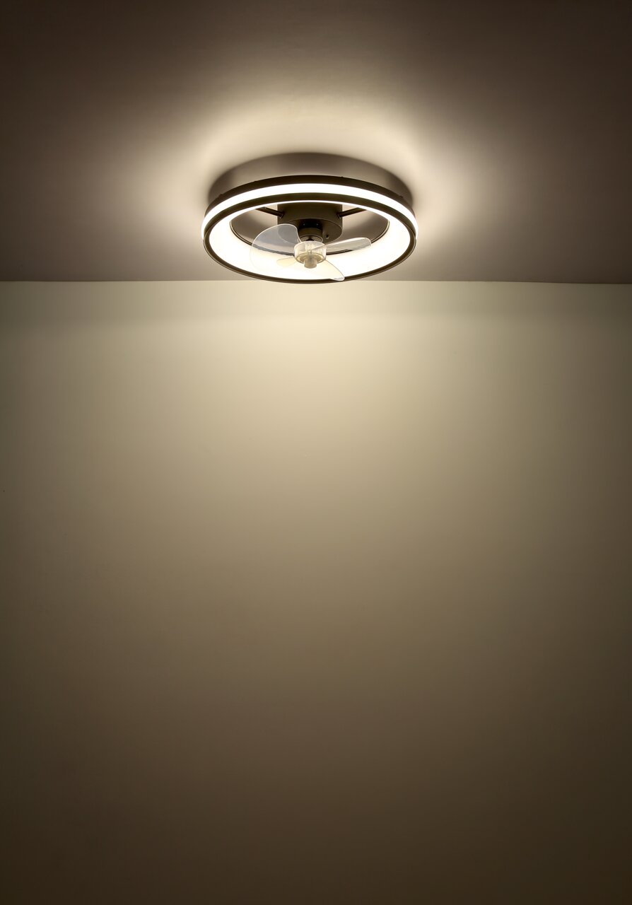 Plafondventilator met ingebouwde verlichting, gezien van onderaf, gemonteerd aan het plafond