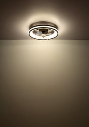 Plafondventilator met ingebouwde verlichting, gezien van onderaf, gemonteerd aan het plafond