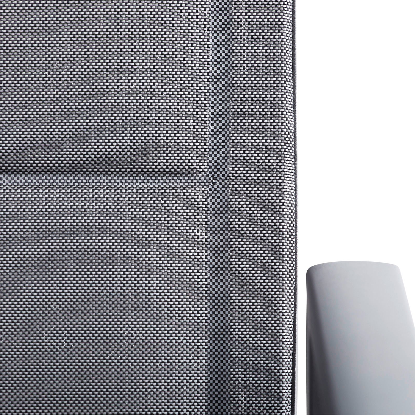 Nahaufnahme eines Gartensessels mit grauem, texturiertem Stoff und Armlehne von der Seite