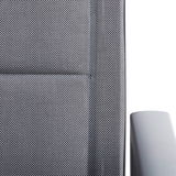 Nahaufnahme eines Gartensessels mit grauem, texturiertem Stoff und Armlehne von der Seite