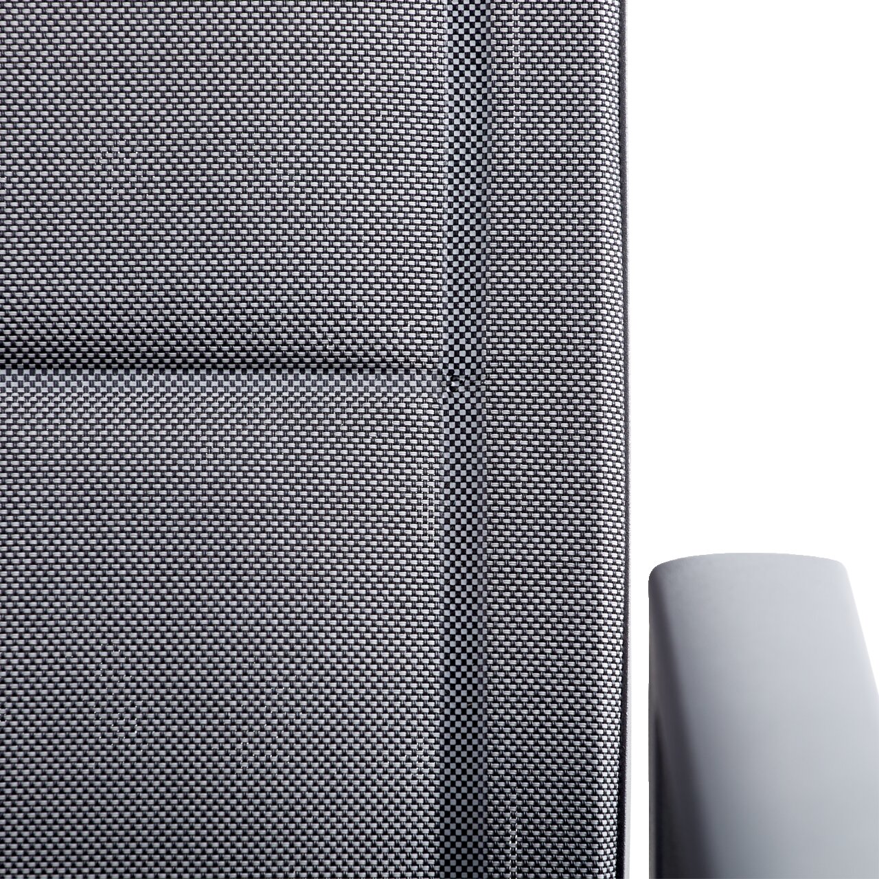 Nahaufnahme eines Gartensessels mit grauem, texturiertem Stoff und Armlehne von der Seite