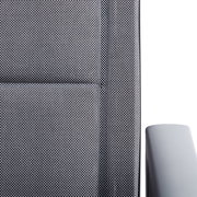 Nahaufnahme eines Gartensessels mit grauem, texturiertem Stoff und Armlehne von der Seite