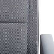 Nahaufnahme eines Gartensessels mit grauem, texturiertem Stoff und Armlehne von der Seite