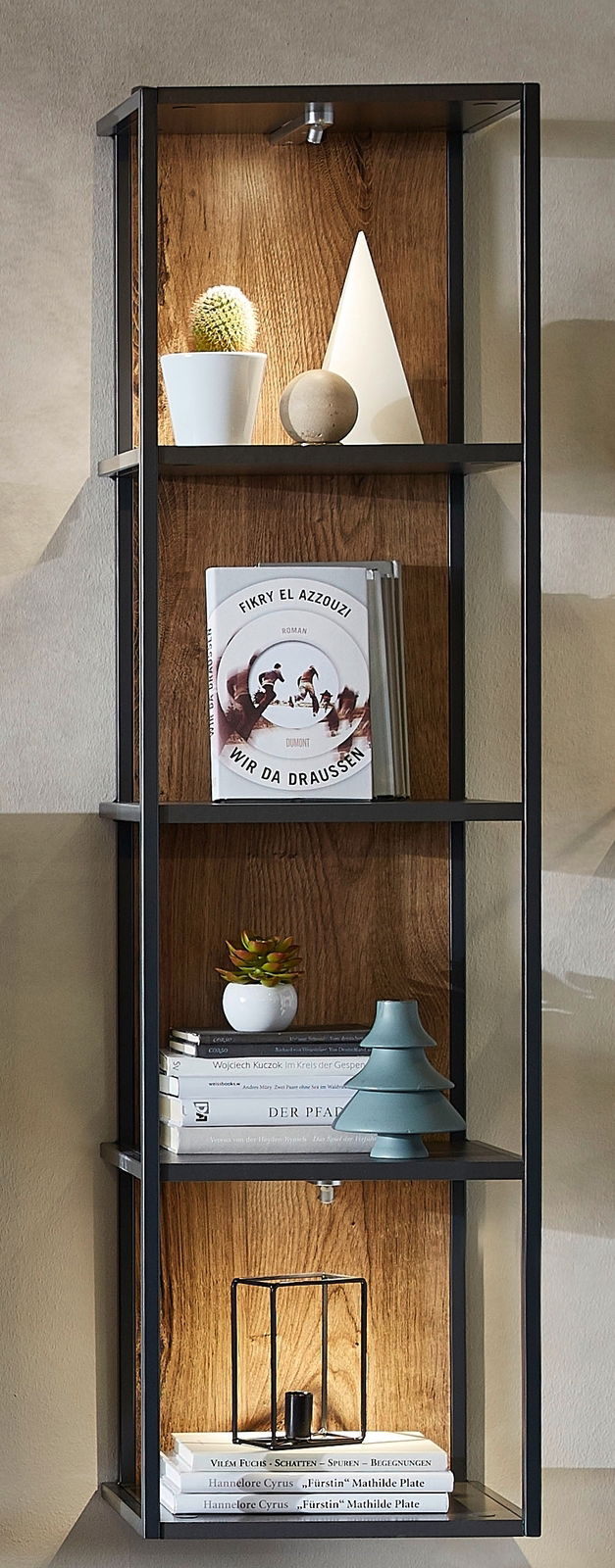 Modernes Wandregal mit schwarzem Metallrahmen und Holzböden, dekoriert mit Büchern, Pflanzen und einer Lampe, seitliche Perspektive.