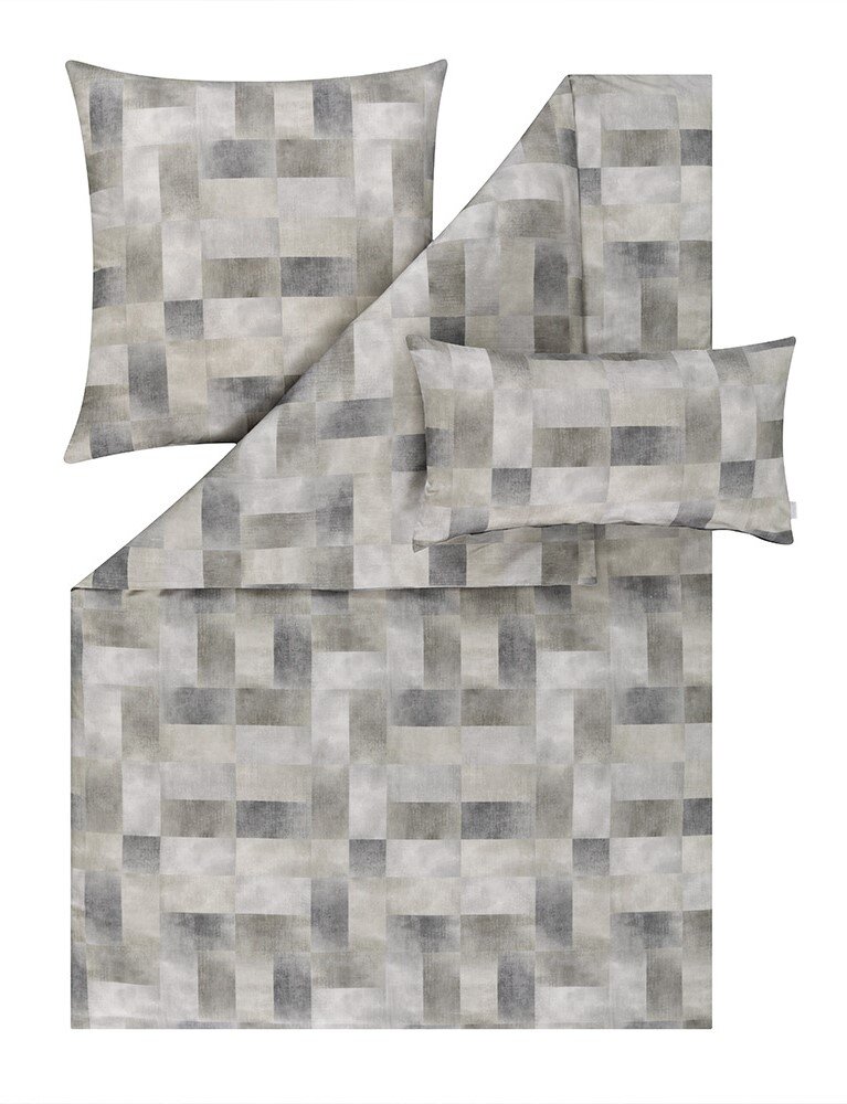 Bettwäsche-Set mit geometrischem Muster in Grau- und Beigetönen, bestehend aus Kissen- und Deckenbezug, aus der Vogelperspektive fotografiert.