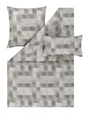 Bettwäsche-Set mit geometrischem Muster in Grau- und Beigetönen, bestehend aus Kissen- und Deckenbezug, aus der Vogelperspektive fotografiert.