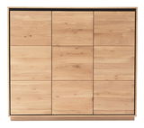 Frontansicht eines XL-Schuhschranks aus hellem Holz mit mehreren Türen.