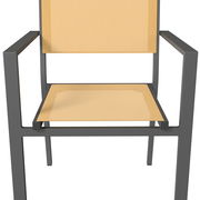 Moderner Stapelsessel mit Holzsitz und -lehne, schwarzem Metallrahmen, Frontalansicht