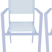 Moderner Stapelsessel mit Holzsitz und -lehne, schwarzem Metallrahmen, Frontalansicht