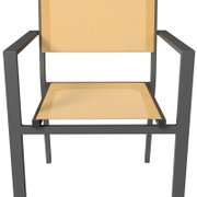 Moderner Stapelsessel mit Holzsitz und -lehne, schwarzem Metallrahmen, Frontalansicht