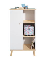 Frontale Ansicht eines modernen Standregals mit weißer Tür, offenen Fächern und Holzbeinen. Dekoriert mit Büchern, einer Tasse und einer bunten Box.