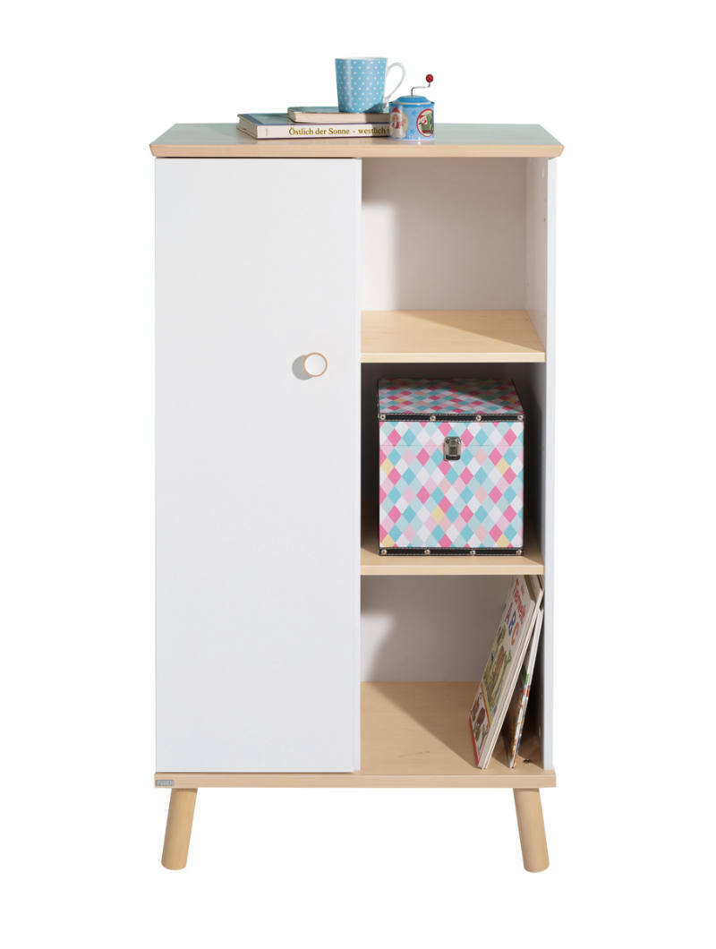 Frontale Ansicht eines modernen Standregals mit weißer Tür, offenen Fächern und Holzbeinen. Dekoriert mit Büchern, einer Tasse und einer bunten Box.