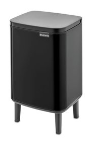 Schwarzer Abfalleimer Bo Hi 7L mit rechteckigem Design und vier Beinen, seitliche Perspektive