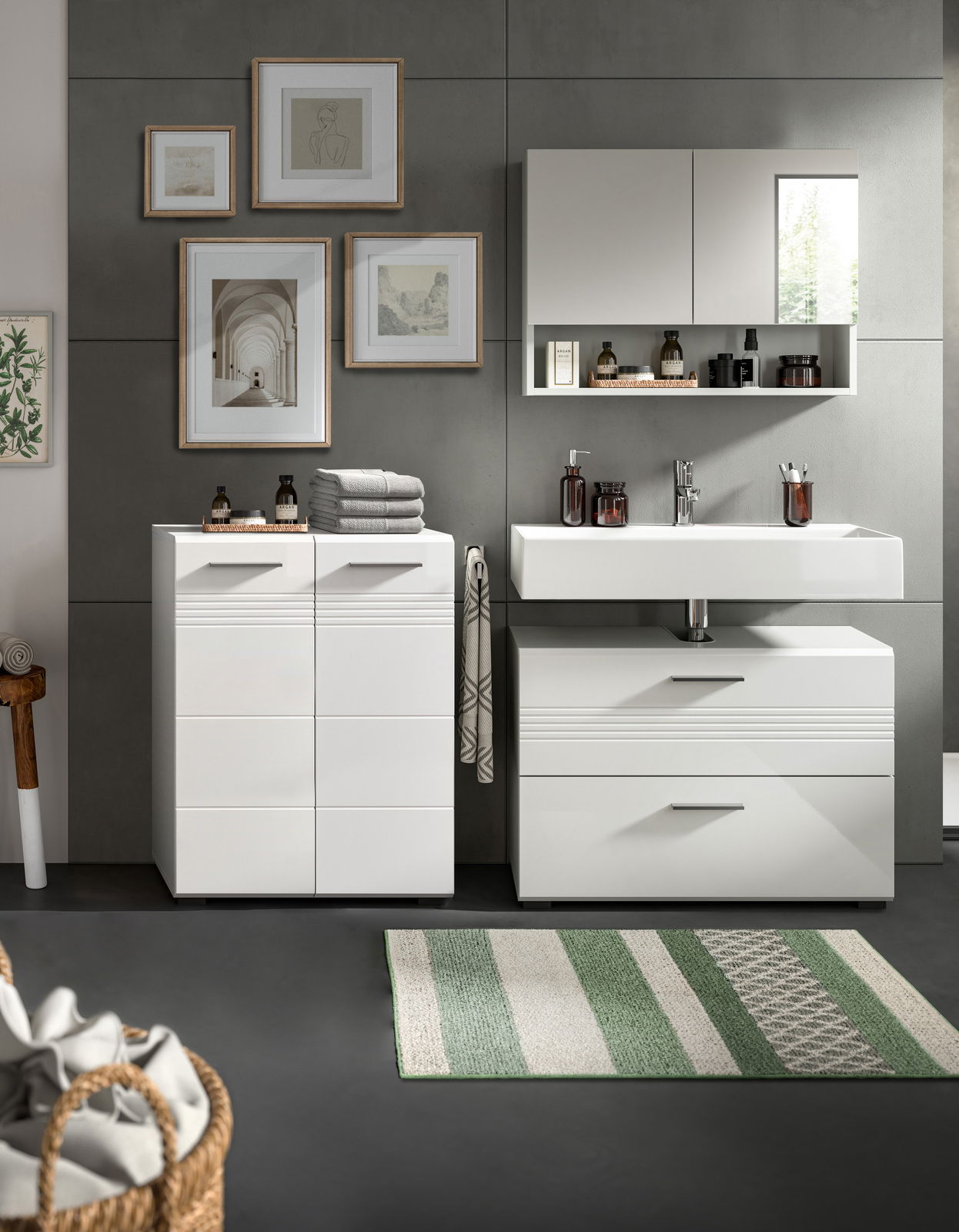 MID.YOU Badkombination COPA Moderne Badkombination mit weißem Waschtisch, Spiegelschrank und Stauraum, frontal betrachtet.