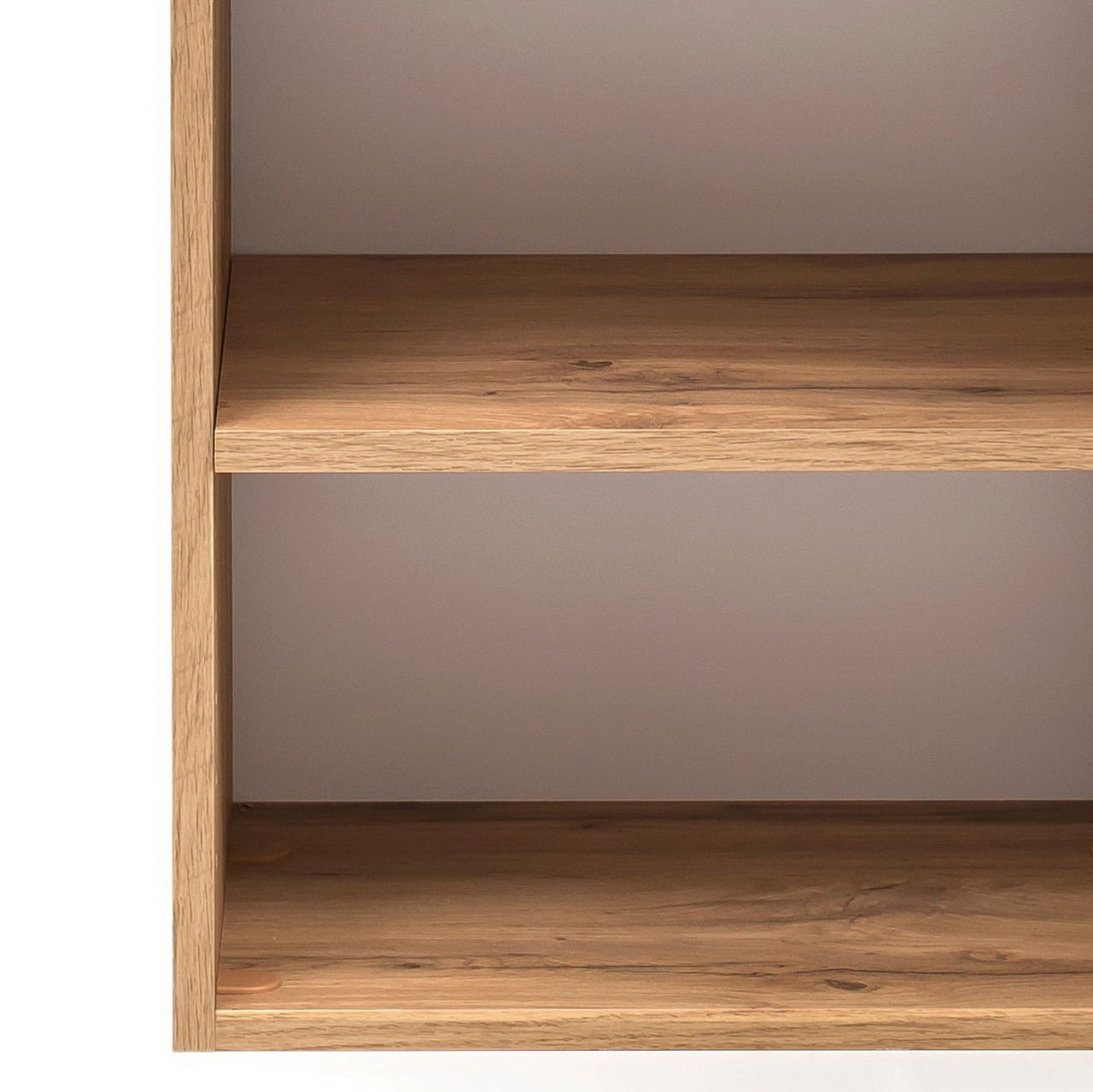 Nahaufnahme eines Holzregals mit zwei sichtbaren Regalböden, seitliche Perspektive
