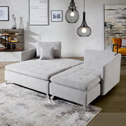 Graue Rundecke in einem modernen Wohnzimmer, von vorne betrachtet, mit dekorativen Kissen und stilvollen Hängeleuchten im Hintergrund.