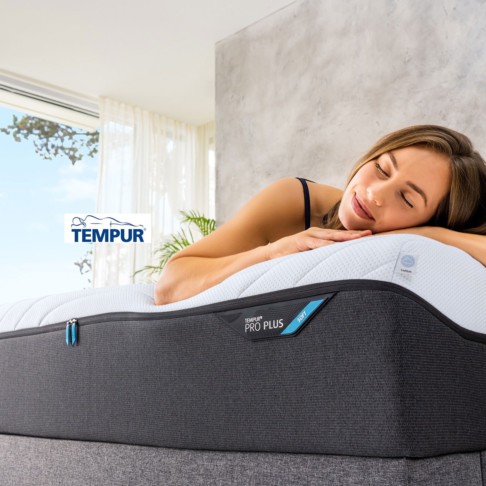 Frau liegt entspannt auf TEMPUR PRO Plus Matratze und genießt den Komfort in heller, moderner Umgebung