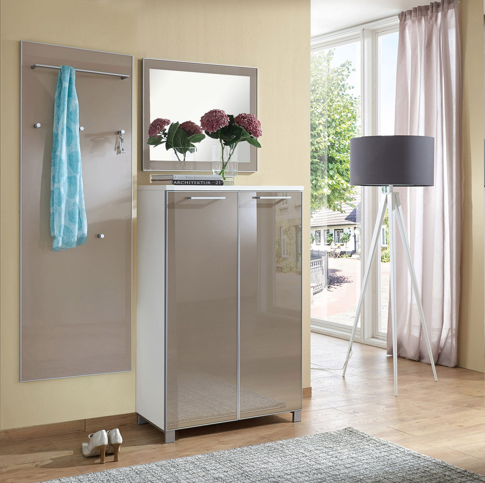 VOSS Hoch-Schuhkommode SANTINA Moderner Eingangsbereich mit Hoch-Schuhkommode, Spiegel und Garderobenpaneel in heller, freundlicher Atmosphäre. Perspektive von vorne.