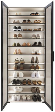 XL-Schuhschrank-Vitrine mit offenen Türen, gefüllt mit verschiedenen Schuhen in einer frontalen Ansicht.