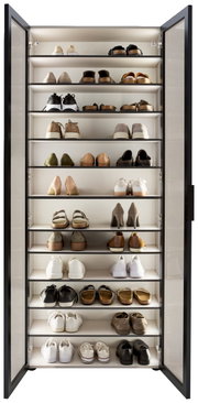 XL-Schuhschrank-Vitrine mit offenen Türen, gefüllt mit verschiedenen Schuhen in einer frontalen Ansicht.