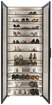 XL-Schuhschrank-Vitrine mit offenen Türen, gefüllt mit verschiedenen Schuhen in einer frontalen Ansicht.