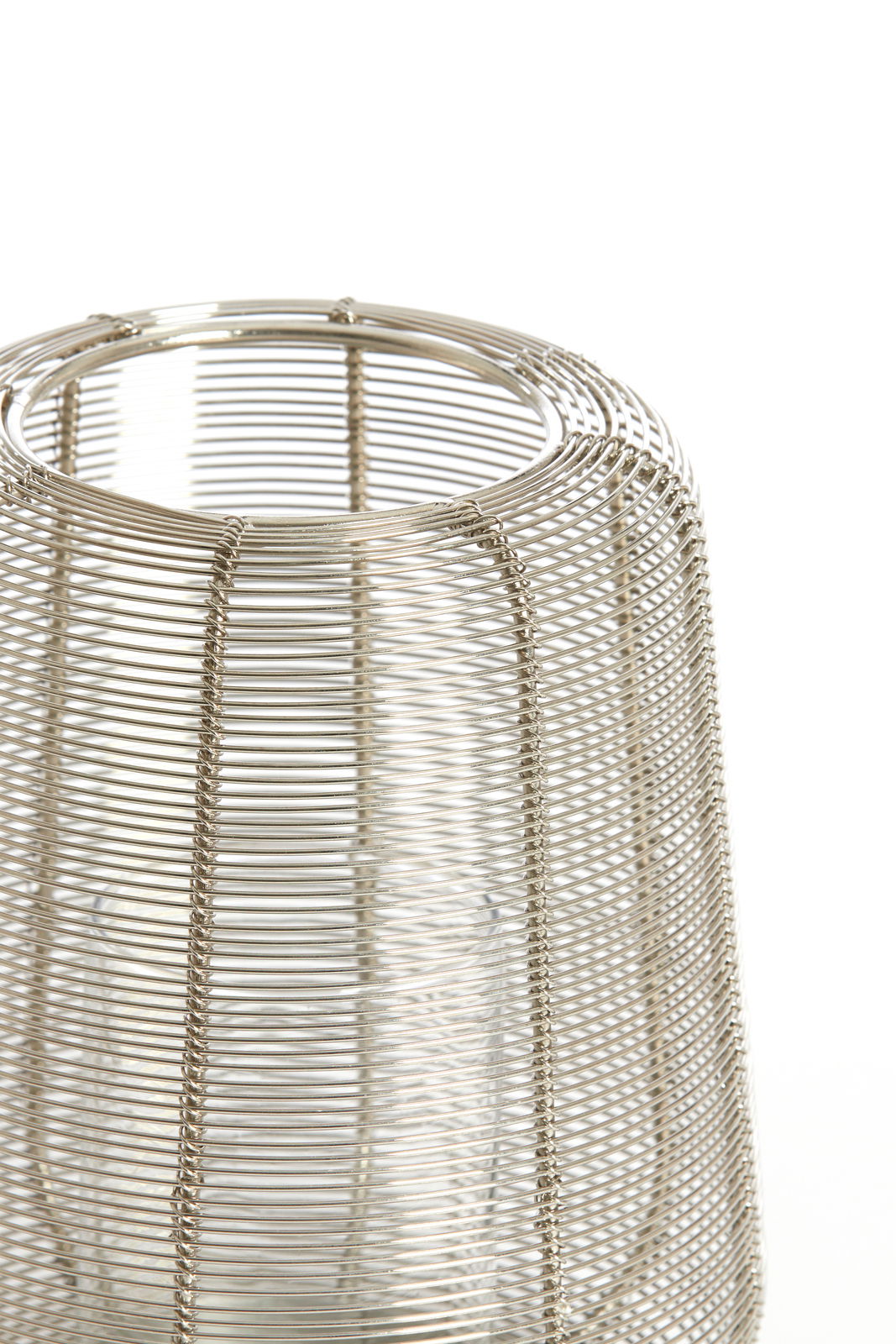 Nahaufnahme eines silbernen Windlichts aus Drahtgeflecht, von oben betrachtet.