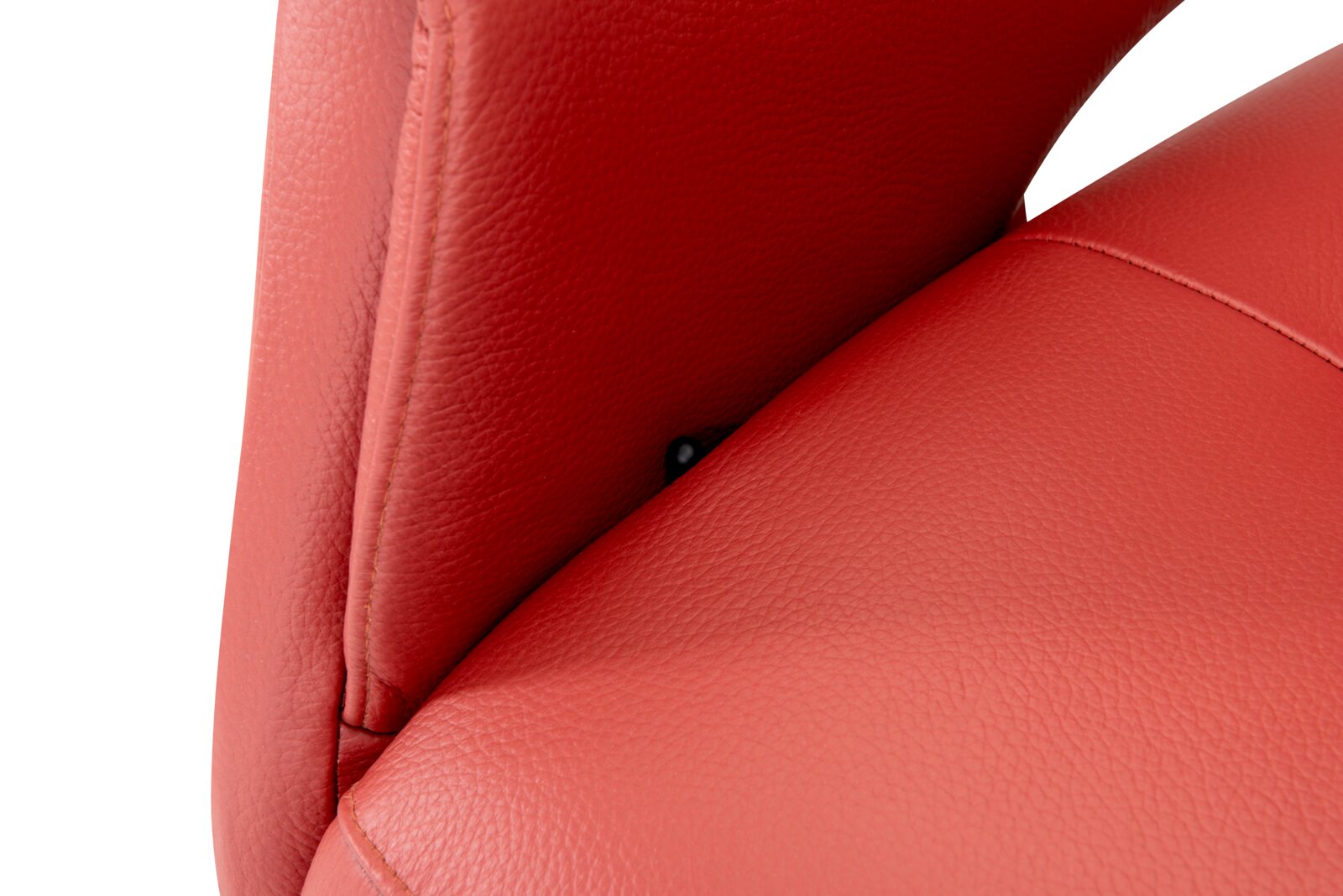 Close-up van een rode leren relaxfauteuil, met de nadruk op de naad tussen de rugleuning en de zitting, gezien vanuit de zijkant.