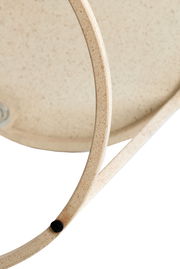 Nahaufnahme eines Beistelltisches aus beige gesprenkeltem Material, seitliche Perspektive