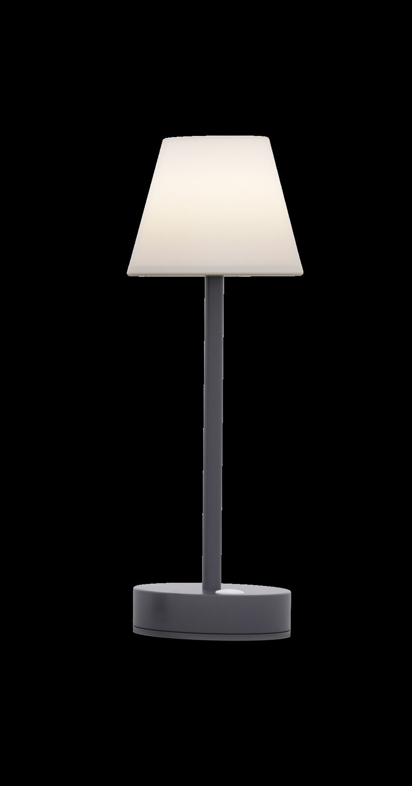 Moderne Tischlampe mit weißem, trapezförmigem Lampenschirm und grauem Stabfuß auf rundem Sockel, frontal aus der Vorderansicht freigestellt vor schwarzem Hintergrund