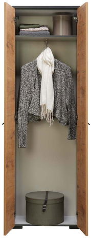 Offener Garderobenschrank mit Holztüren, zeigt Innenansicht mit Kleiderstange, auf der ein grauer Mantel und ein weißer Schal hängen, sowie ein Regal mit gefalteten Kleidungsstücken und einer runden Box am Boden. Frontalansicht.