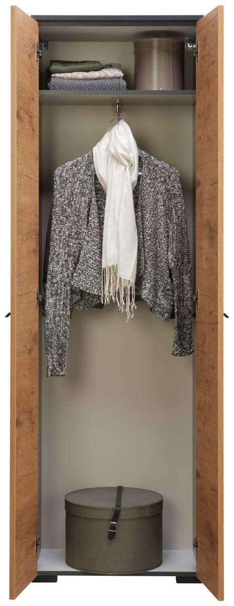 Offener Garderobenschrank mit Holztüren, zeigt Innenansicht mit Kleiderstange, auf der ein grauer Mantel und ein weißer Schal hängen, sowie ein Regal mit gefalteten Kleidungsstücken und einer runden Box am Boden. Frontalansicht.