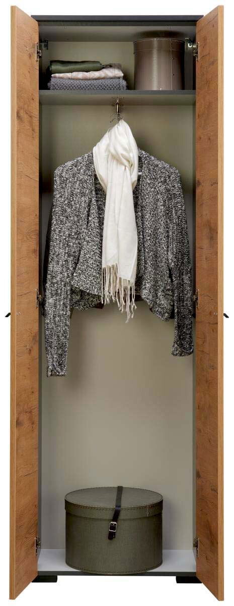 Offener Garderobenschrank mit Holztüren, zeigt Innenansicht mit Kleiderstange, auf der ein grauer Mantel und ein weißer Schal hängen, sowie ein Regal mit gefalteten Kleidungsstücken und einer runden Box am Boden. Frontalansicht.