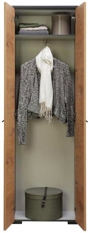 Offener Garderobenschrank mit Holztüren, zeigt Innenansicht mit Kleiderstange, auf der ein grauer Mantel und ein weißer Schal hängen, sowie ein Regal mit gefalteten Kleidungsstücken und einer runden Box am Boden. Frontalansicht.