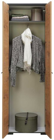 Offener Garderobenschrank mit Holztüren, zeigt Innenansicht mit Kleiderstange, auf der ein grauer Mantel und ein weißer Schal hängen, sowie ein Regal mit gefalteten Kleidungsstücken und einer runden Box am Boden. Frontalansicht.