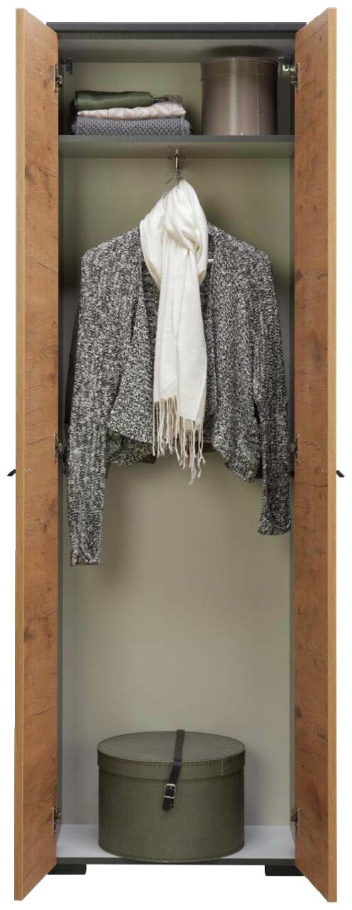 Offener Garderobenschrank mit Holztüren, zeigt Innenansicht mit Kleiderstange, auf der ein grauer Mantel und ein weißer Schal hängen, sowie ein Regal mit gefalteten Kleidungsstücken und einer runden Box am Boden. Frontalansicht.