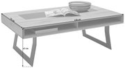 Moderner Couchtisch aus Holz mit Glasplatte, rechteckig, 120 cm lang und 75 cm breit, mit zwei offenen Fächern und schrägen Metallbeinen, seitliche Perspektive.