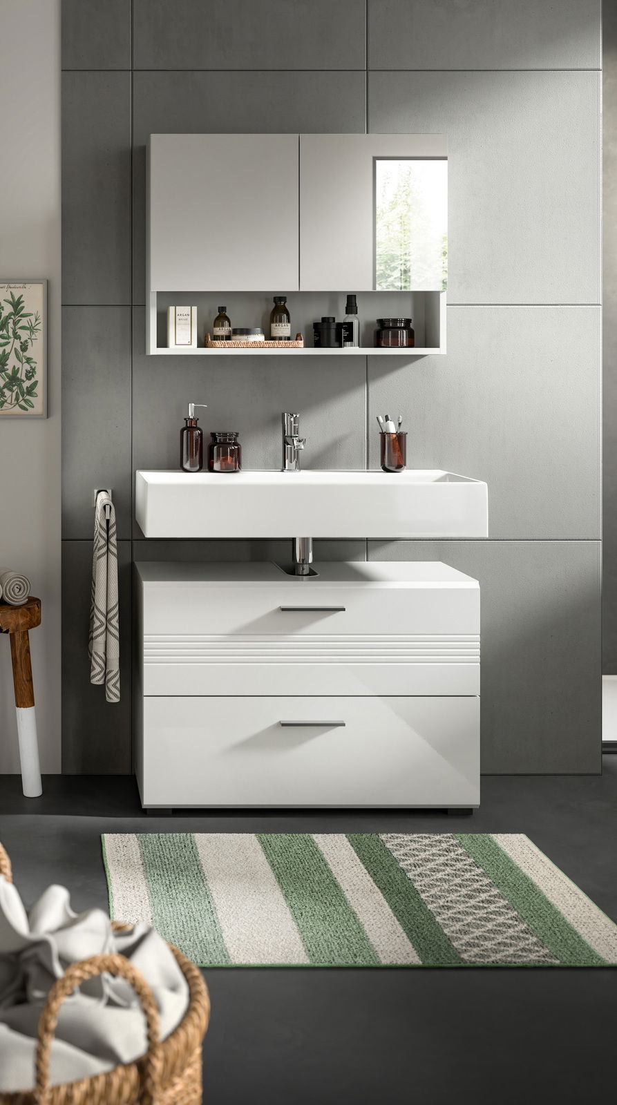 Moderne Badkombination mit weißem Waschbecken, Unterschrank und Spiegelschrank, frontal fotografiert.