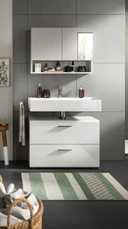 Moderne Badkombination mit weißem Waschbecken, Unterschrank und Spiegelschrank, frontal fotografiert.