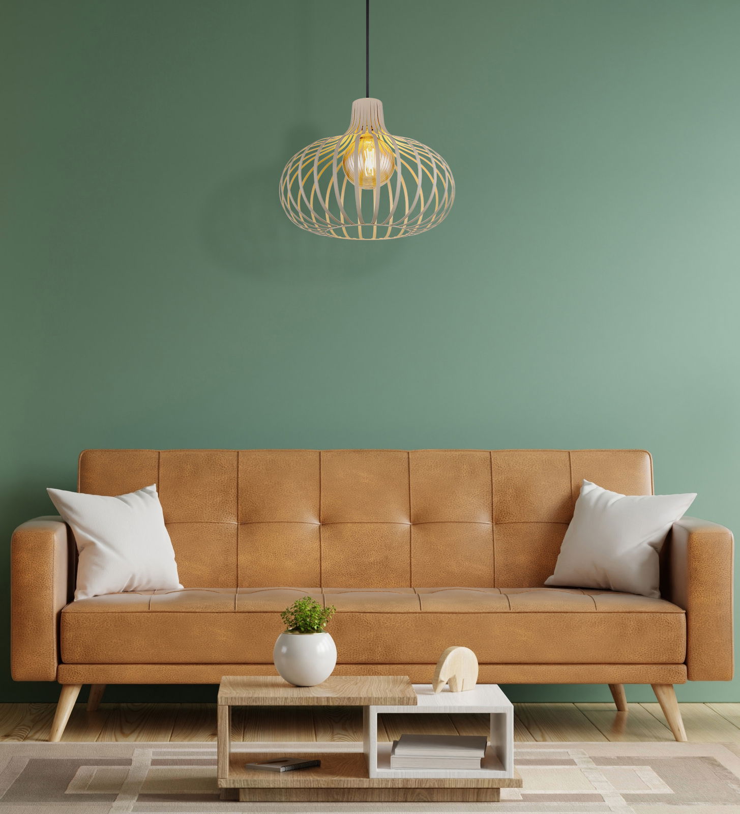 Moderne Hängeleuchte mit offenem, geometrischem Design aus Holz, zentral über einem braunen Ledersofa in einem stilvoll eingerichteten Wohnzimmer mit grüner Wand.