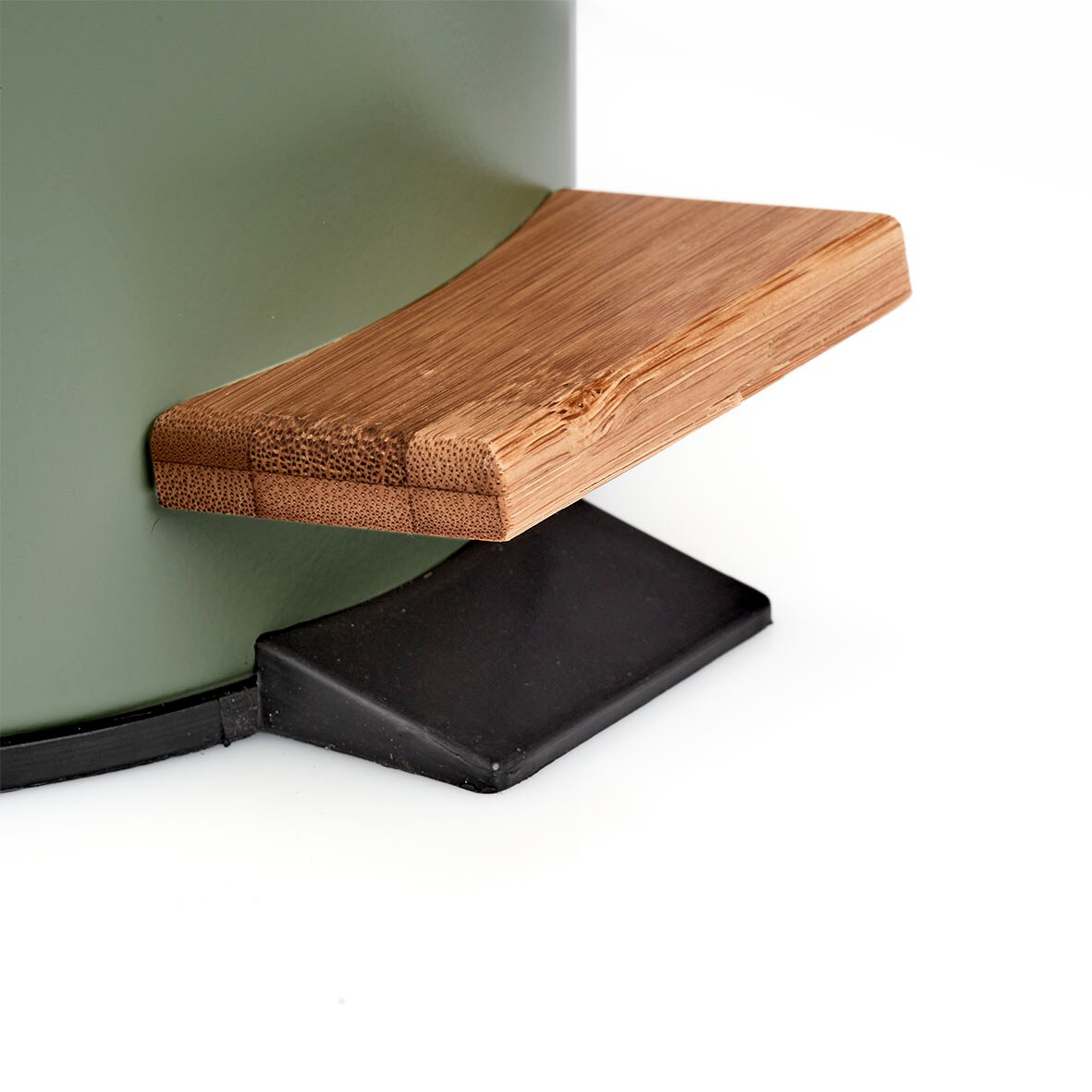 Nahaufnahme eines grünen Kosmetikeimers mit einem Holztritt und schwarzem Pedal.