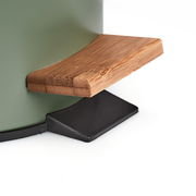 Nahaufnahme eines grünen Kosmetikeimers mit einem Holztritt und schwarzem Pedal.