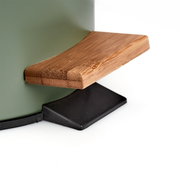 Nahaufnahme eines grünen Kosmetikeimers mit einem Holztritt und schwarzem Pedal.