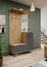 Kompaktgarderobe aus Holz mit grauen Elementen, drei Haken, einem Regalbrett oben und Stauraum unten, seitliche Perspektive.