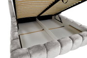 Stoffen bed met geopende opbergruimte, zijaanzicht