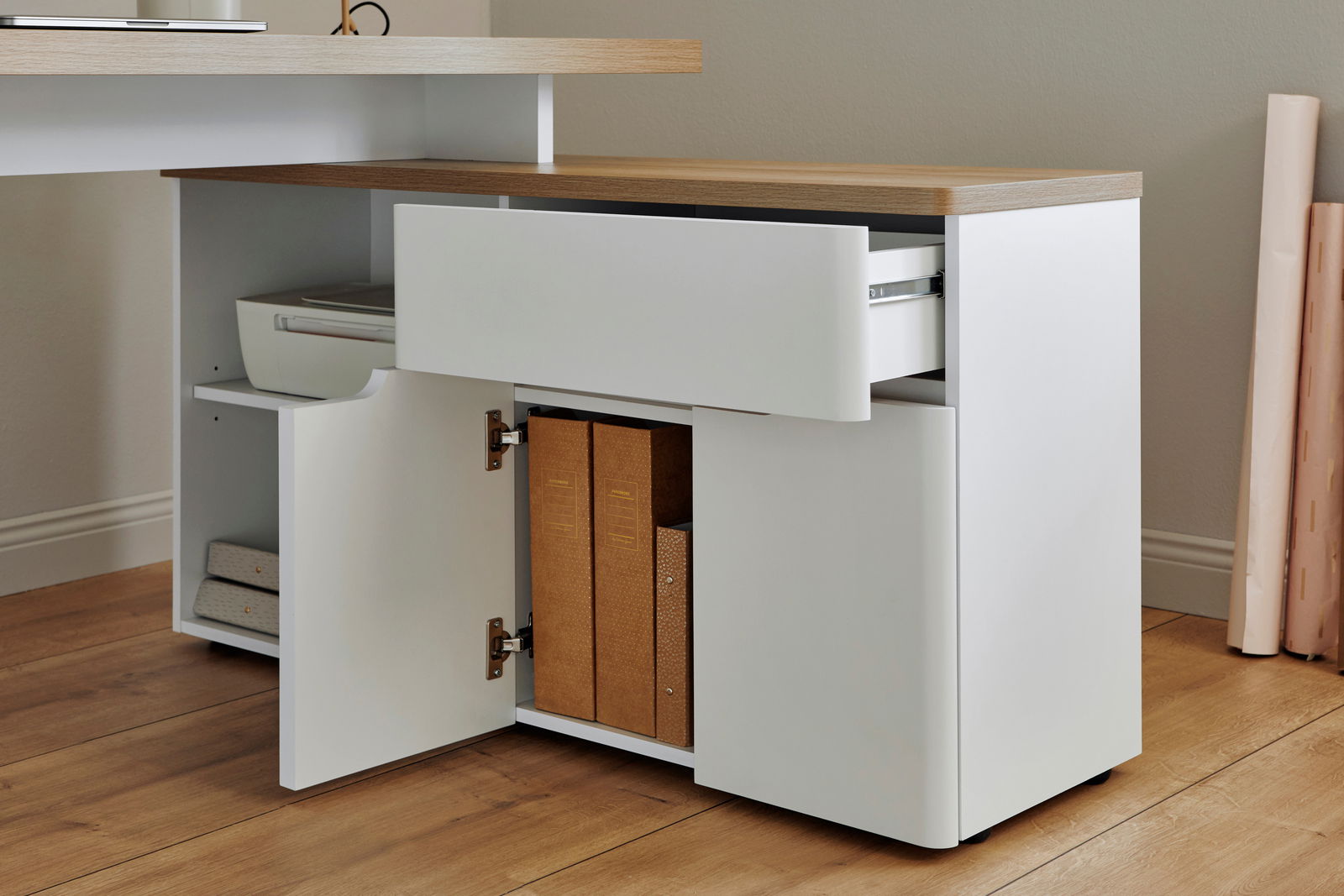 Eck-Schreibtisch mit geöffneter Schublade und Schranktür, seitliche Perspektive