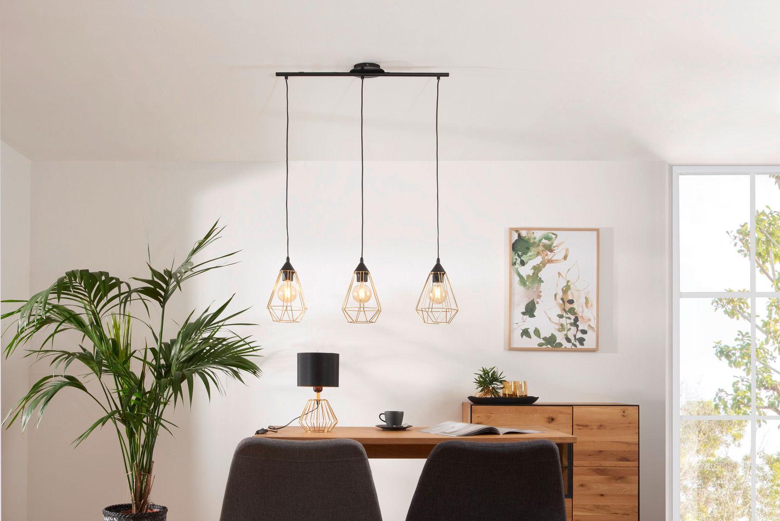 Moderne Hängeleuchte Brush mit drei geometrischen Lampenschirmen in einem stilvollen Esszimmer, seitliche Perspektive.